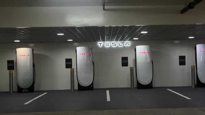 Tesla ने खोल दिया पहला Supercharger; ₹1440 में फुल चार्ज पर होगी कार, 15 मिनट की चार्जिंग पर दौड़ेगी 267 KM Tesla ने खोल दिया पहला Supercharger; ₹1440 में फुल चार्ज पर होगी कार, 15 मिनट की चार्जिंग पर दौड़ेगी 267 KM