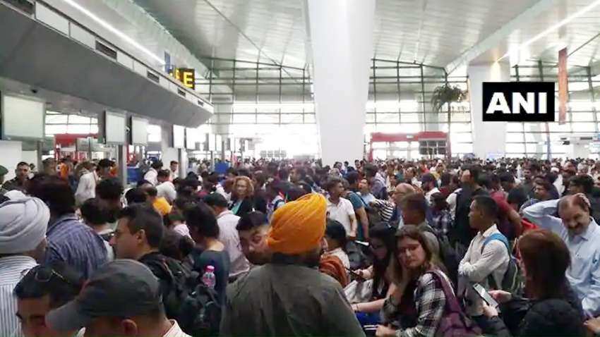 Air India का सर्वर हुआ डाउन, हाथ से लिखकर बोर्डिंग पास करना पड़ा जारी, यात्री रहे परेशान