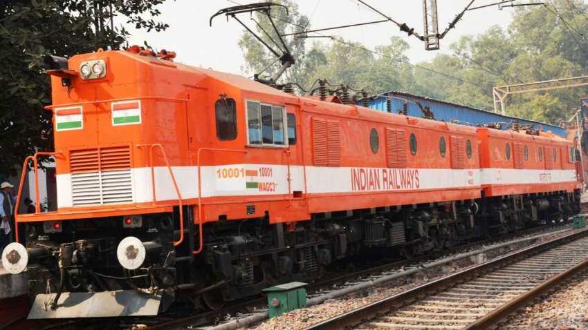 तूफान से रेलवे को 2.98 करोड़ रुपये का नुकसान, 138 ट्रेनें रुकीं