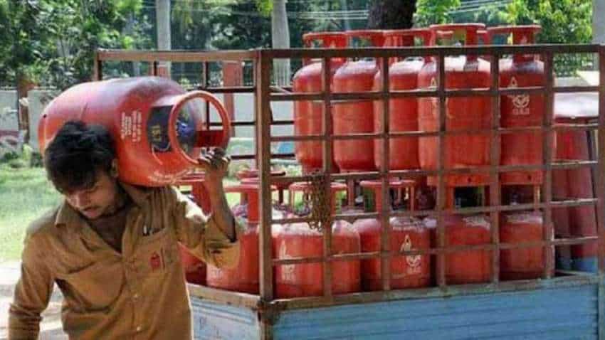 LPG Gas Cylinder Price: महंगा हुआ गैस सिलेंडर, जानिए क्या हो गए नए रेट |  Zee Business Hindi