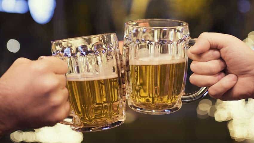 पीने की उम्र होगी कम! 25 की जगह 21 में ही छलकेंगे जाम, दिल्ली में शराब  बिकेगी खुलेआम | Zee Business Hindi