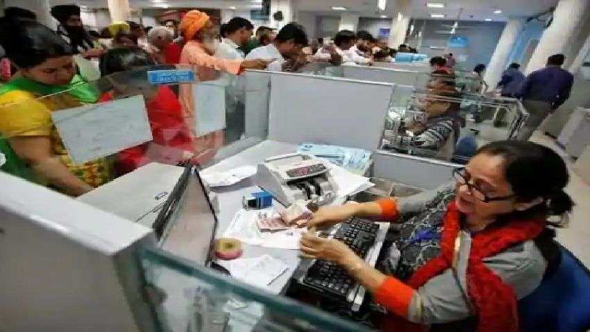 Banking News: इन बैंकों की है चेकबुक तो रखें ध्यान, नहीं तो हो जाएगी दिक्कत | Zee Business Hindi