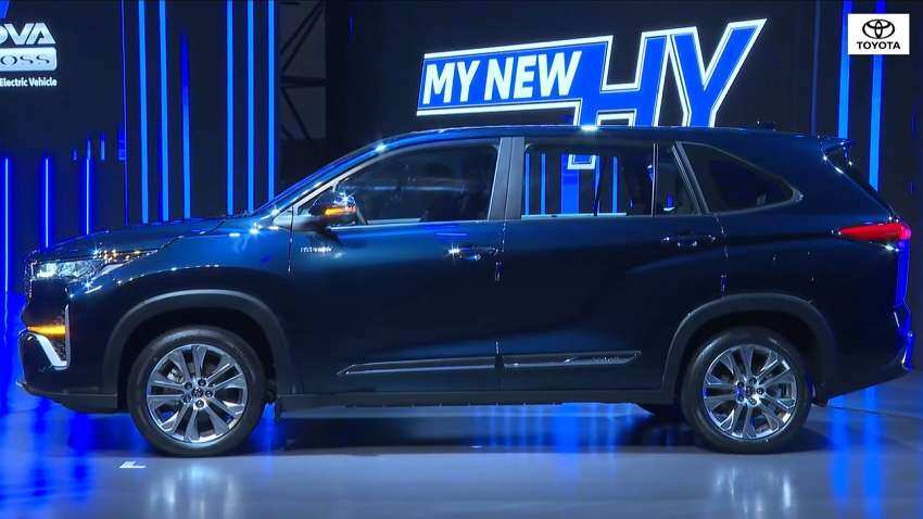 Toyota Innova HYCROSS hybrid Launch: उठ गया MPV से पर्दा, यहां देखें लुक और जानें कितनी खास है गाड़ी 