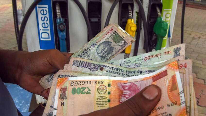 BJP का मनमोहन सिंह पर पलटवार- कांग्रेस ने पेट्रोल का बोझ बच्चों पर डाला, हमने वो बोझ उतारा