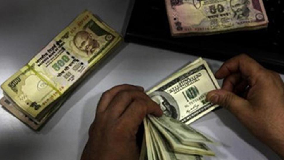 गिरते रुपये के चलते बढ़ी चिंता, रिजर्व बैंक के संपर्क में है वित्त मंत्रालय
