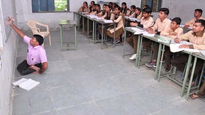 वायरल हुआ दिव्यांग अध्यापक का जुनून, फोटो देखकर आनंद महिंद्रा बोले- 'संडे बन गया'