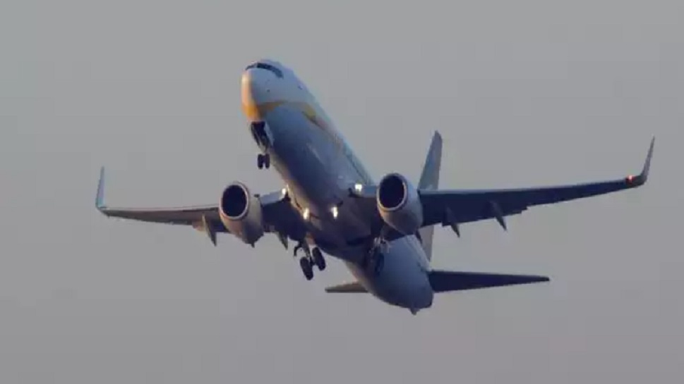 संकट में फंसी इस एयरलाइंस की मुसीबत और बढ़ी, इनकम टैक्स की पड़ी रेड