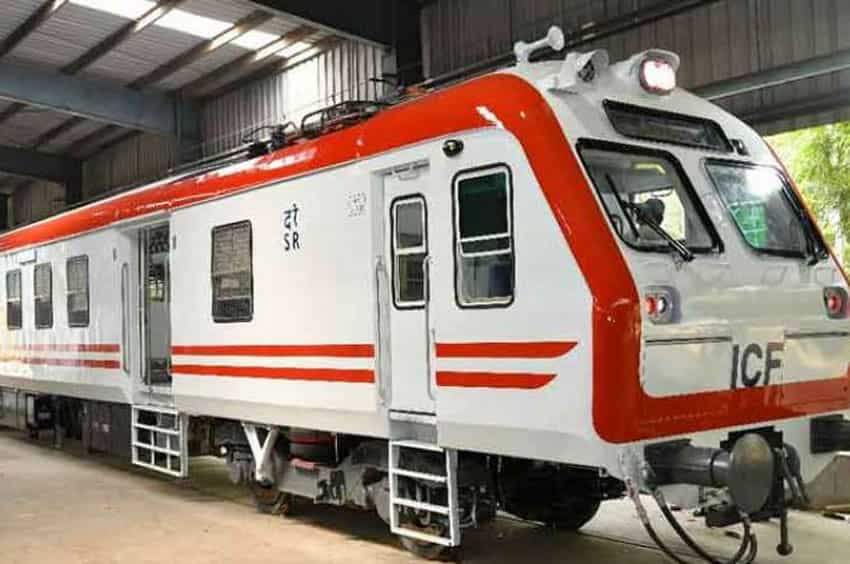 Train 18 का मजा डेली पैसेंजर भी ले सकेंगे, इंडियन रेलवे ने दिल्‍ली मंगाई मिलती-जुलती लोकल ट्रेन