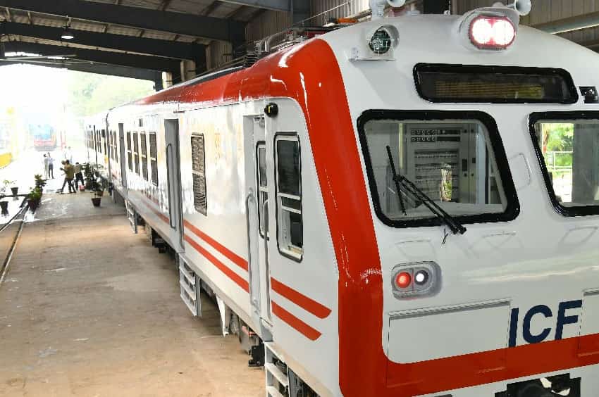 PICS : Train 18 की छोटी बहन दिल्‍ली के लिए रवाना, बेसब्री से हो रहा इंतजार