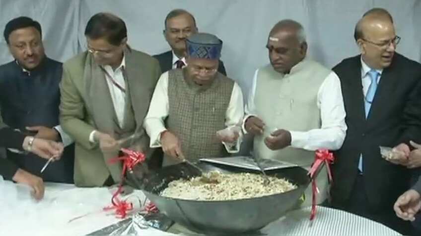 बजट 2019: 'हलवा सेरेमनी' के साथ बजट की छपाई शुरू, वित्त राज्यमंत्री ने बांटा हलवा