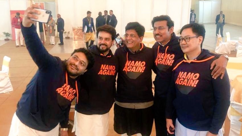 जानिए PM मोदी के सपोर्ट में बनी NAMO Again हुडी की कीमत और ये मिलेगी कहां?