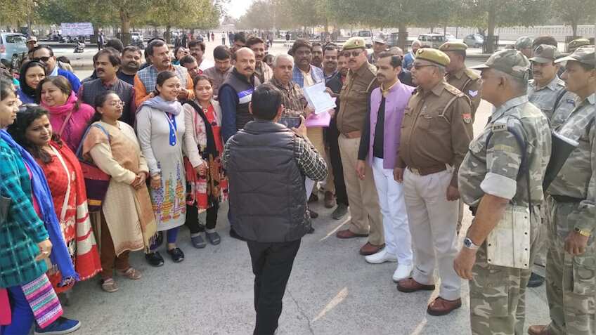 पुरानी पेंशन की मांग पर यूपी में हजारों सरकारी कर्मचारियों ने छेड़ा जेल भरो आंदोलन