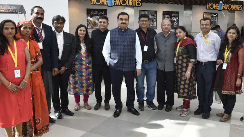 उद्योगपति गौतम अदानी ने पेश की मिसाल, 20 साल पुराने कर्मचारियों के साथ एक ही टेबल पर किया लंच