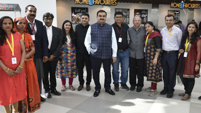 उद्योगपति गौतम अदानी ने पेश की मिसाल, 20 साल पुराने कर्मचारियों के साथ एक ही टेबल पर किया लंच