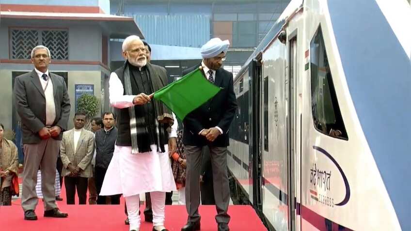 PM मोदी ने Vande Bharat एक्‍सप्रेस को हरी झंडी दिखाकर रवाना किया, 17 फरवरी से आम यात्रियों के लिए दौड़ेगी