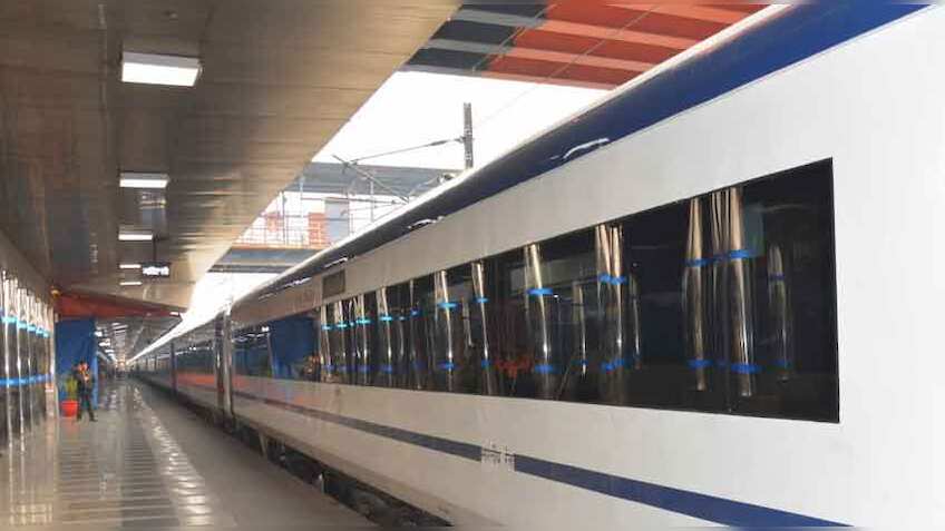 Train 18: पहले दिन ही 1 घंटे से अधिक देरी से वाराणसी पहुंची वंदे भारत एक्सप्रेस 