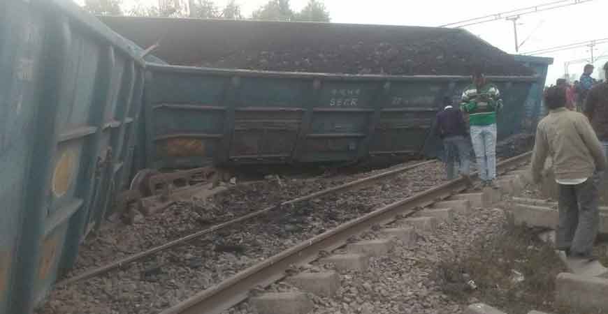 झारखंड में नक्सलियों ने उड़ाई रेल की पटरियां, मालगाड़ी पटरी से उतरी