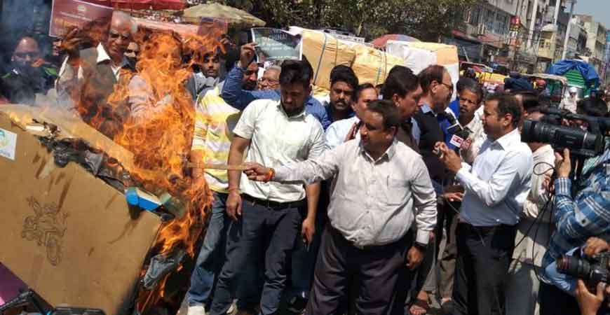 देश के व्यापारियों ने चीनी सामान के आयात पर शुल्क लगाने की मांग की, जलाई होली