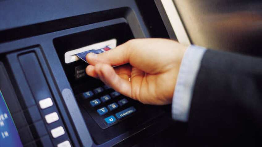 TIPS: अपनाएं ये 7 आसान तरीके, ATM ट्रांजेक्शन पर नहीं लगेगा कोई चार्ज 