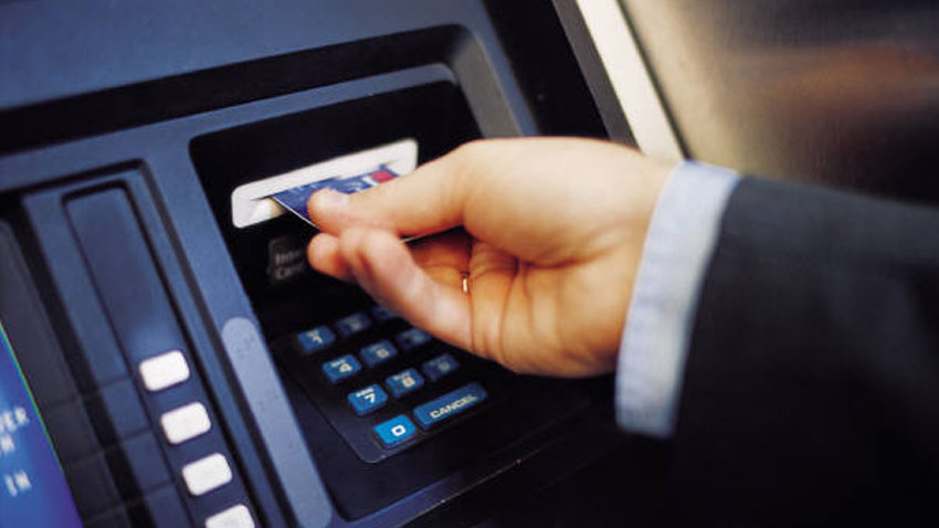 TIPS: अपनाएं ये 7 आसान तरीके, ATM ट्रांजेक्शन पर नहीं लगेगा कोई चार्ज