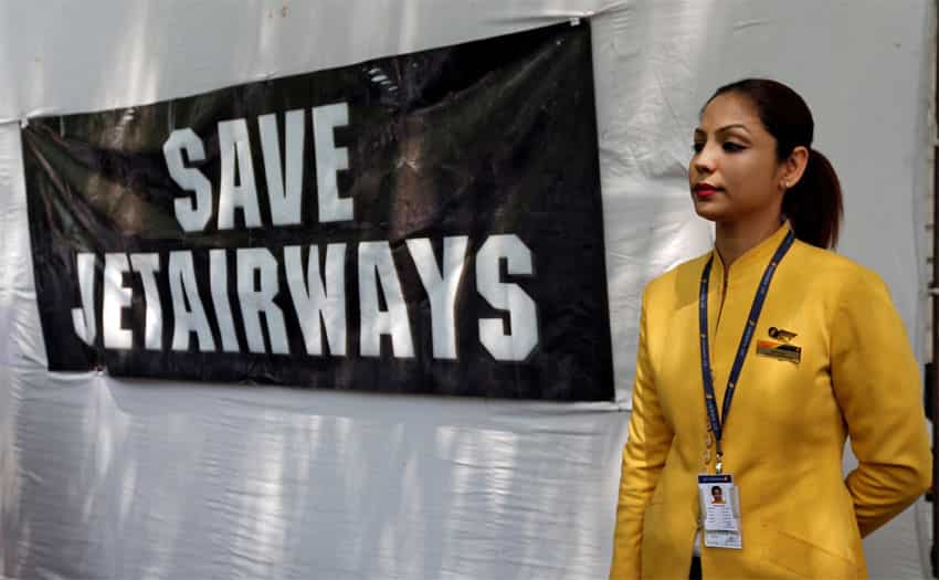 PICS: फूट-फूटकर रोए जेट एयरवेज के क्रू मेंबर्स, बोले- 'हमें और हमारे परिवार को बचा लो'