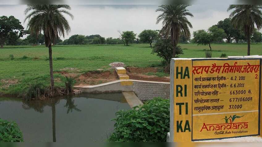 सूखे से जूझते गांव में फूट रहे हैं मीठे पानी के चश्मे, 'आनंदना' ने शुरू की पहल