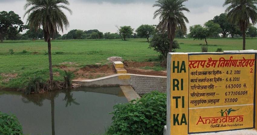 सूखे से जूझते गांव में फूट रहे हैं मीठे पानी के चश्मे, 'आनंदना' ने शुरू की पहल