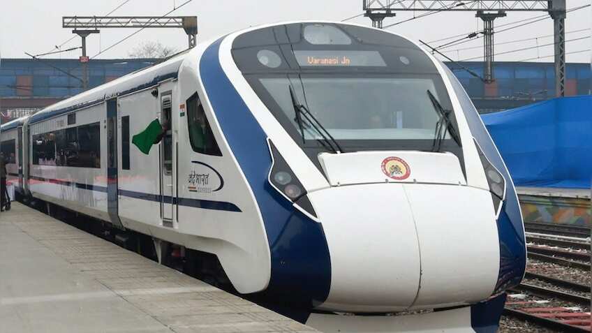दिल्ली-मुबंई के बीच दौड़ेगी देश की दूसरी 'वंदे भारत' ट्रेन, इसी महीने उतरेगी पटरी पर