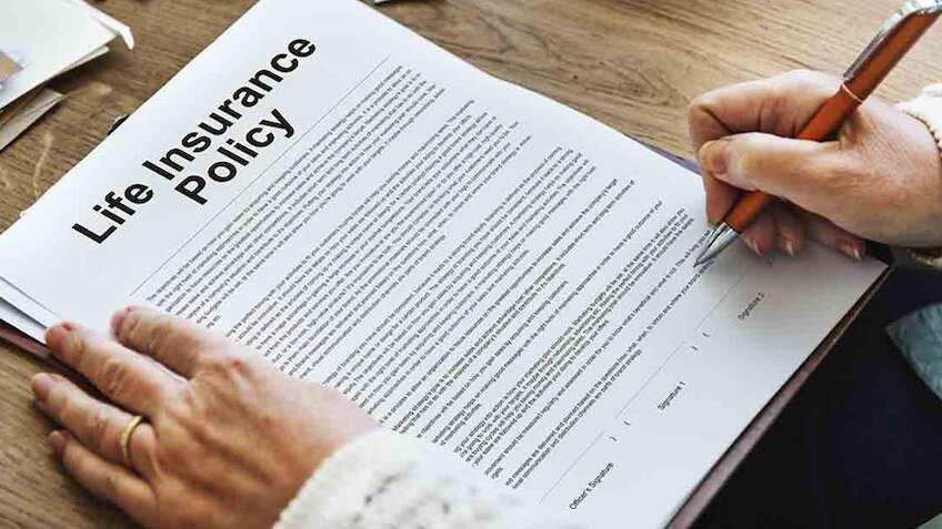 LIC पॉलिसी लेते वक्त छुपाई यह जानकारी तो डूब सकता है आपका पूरा पैसा!