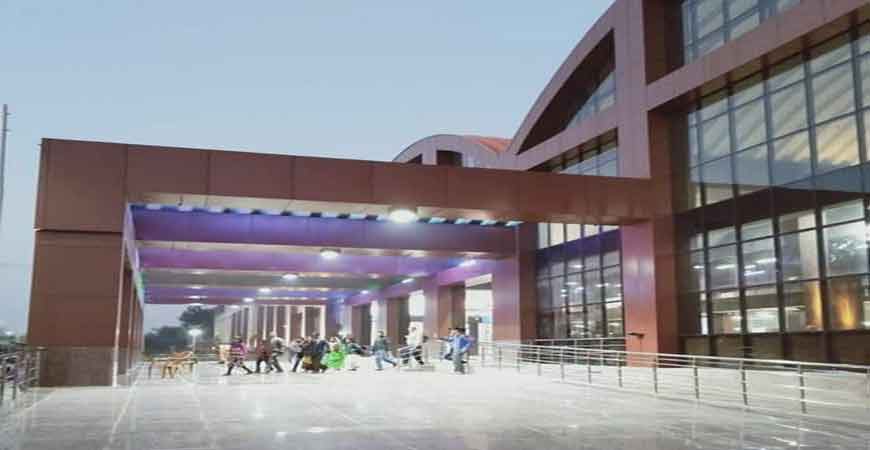 मंडुआडीह रेलवे स्टेशन परिसर में एलईडी लाइटों के जरिए रौशनी की जाती है 