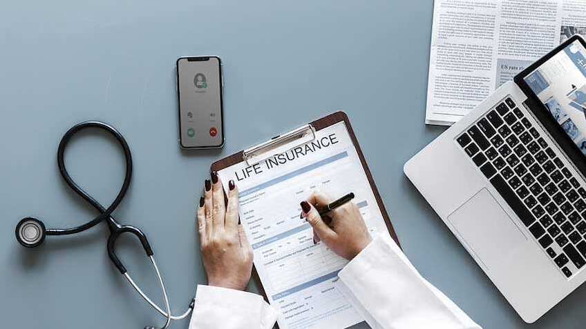 Money Guru : हर उम्र के हिसाब से चुनें बीमा, क्या है सही इंश्योरेंस चुनने का फॉर्मूला?