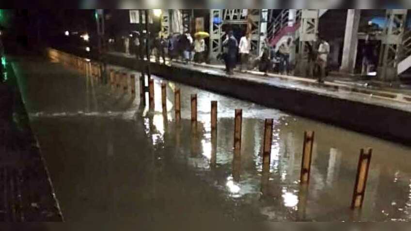 मुंबई में आफत, दर्जनों ट्रेनें कैंसिल, लोकल के पहिए थमे 
