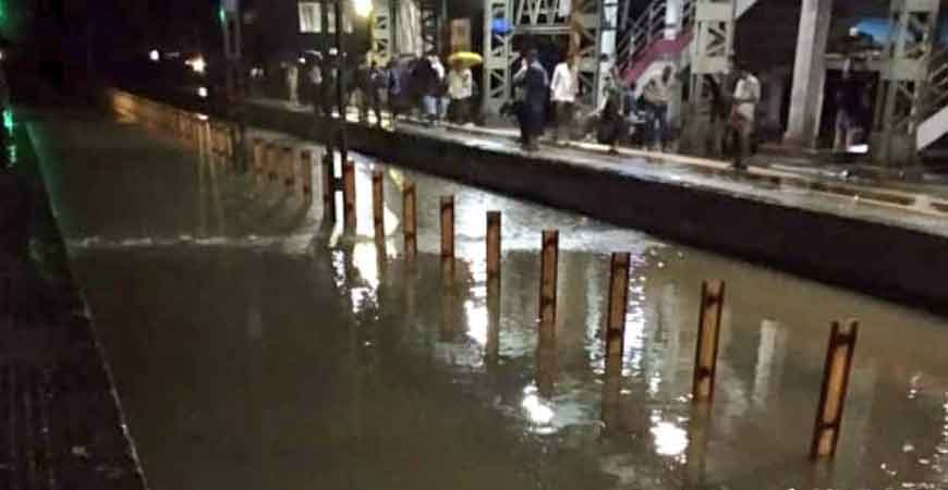 मुंबई में आफत, दर्जनों ट्रेनें कैंसिल, लोकल के पहिए थमे