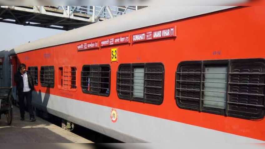 ट्रेन चलने पर चेन खींचने पर बढ़ सकती है आपकी मुश्किल, जानिए क्या है सजा