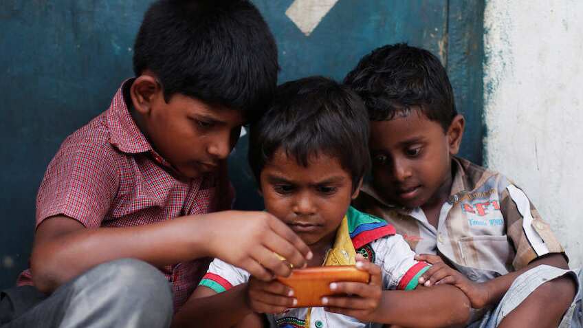 बच्चों के लिए खतरनाक है मोबाइल फोन, लत छुड़ाने के लिए मां-बाप ले रहे हैं कोचिंग