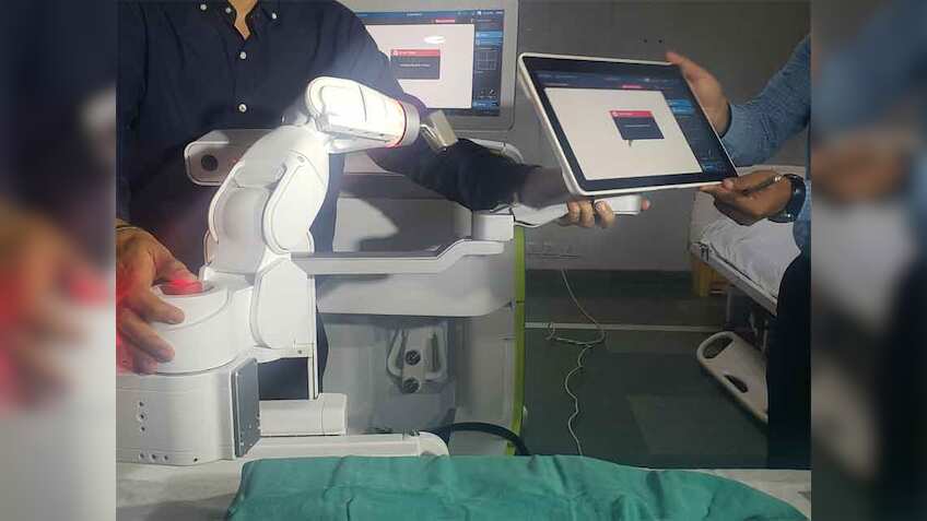कीर्तिमान : भारत मे पहली बार Robot ने की स्पाइन की सर्जरी