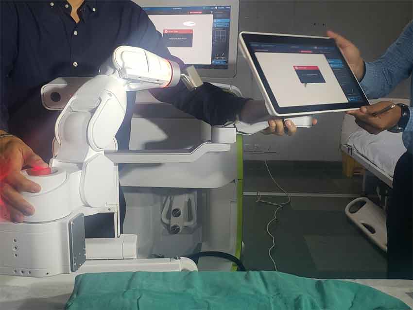 कीर्तिमान : भारत मे पहली बार Robot ने की स्पाइन की सर्जरी
