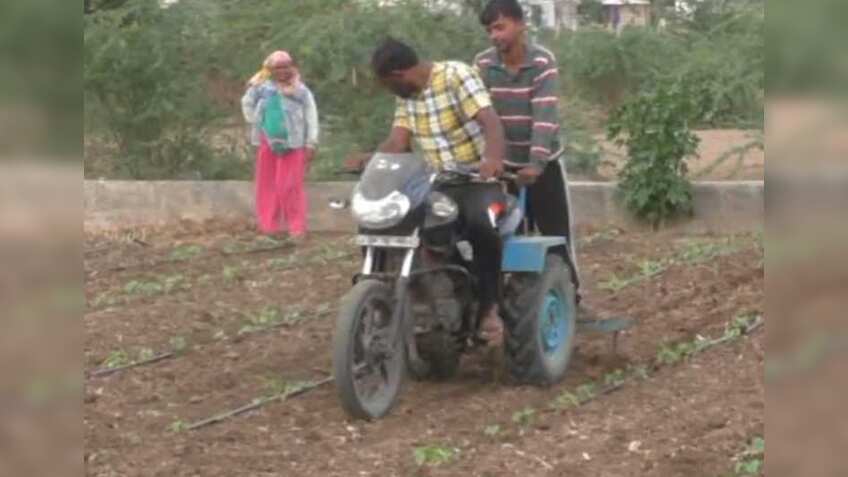 गुजरात के किसान ने मोटरसाइकिल से बनाया ट्रेक्टर, खेती का खर्च हुआ कम