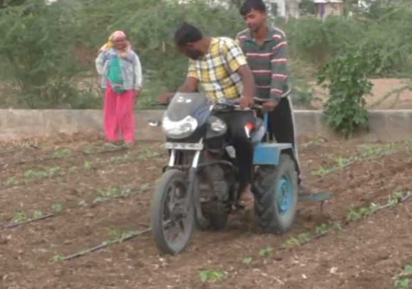 गुजरात के किसान ने मोटरसाइकिल से बनाया ट्रेक्टर, खेती का खर्च हुआ कम