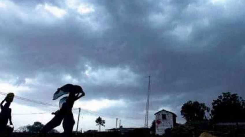 देश के मौसम का हाल: बिहार में मूसलाधार बारिश, दिल्ली में हल्की फुहार का अनुमान