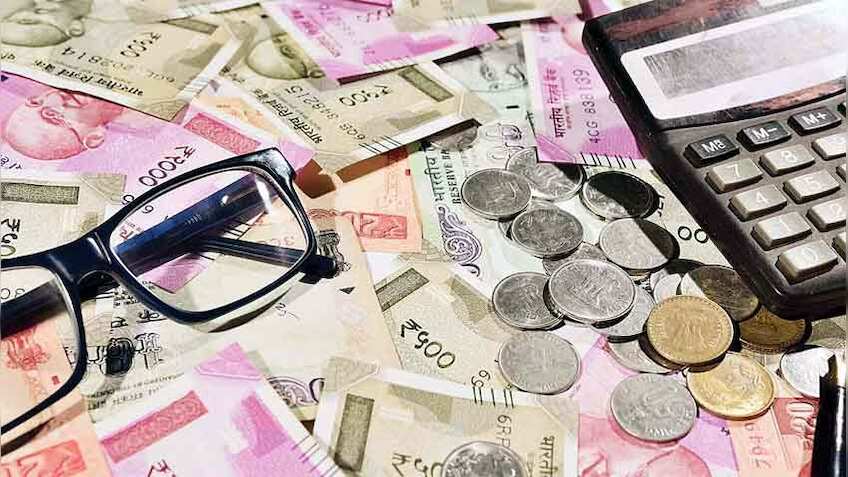 सरकार ने GPF पर ब्याज दर घटाई, जानिए किन-किन की कटेगी जेब