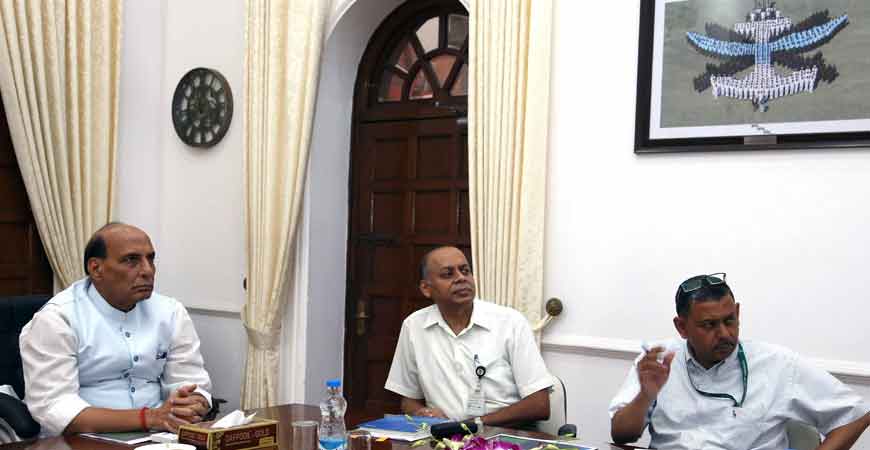 रक्षा मंत्री राजनाथ सिंह ने की इस प्रोजेक्ट की समीक्षा, जवानों को जल्द मिलेगी AK 47 से भी घातक राइफल