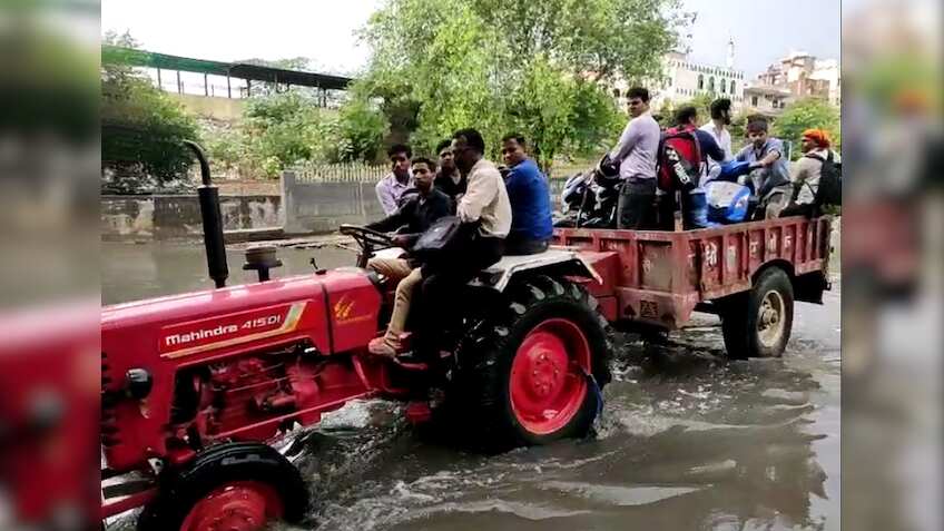 दिल्ली में जलभराव से बचकर निकलना है तो देने होंगे 10 रुपए, देखें Video
