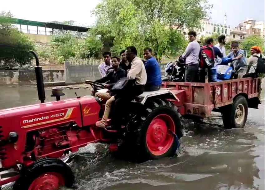दिल्ली में जलभराव से बचकर निकलना है तो देने होंगे 10 रुपए, देखें Video