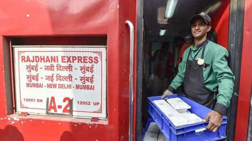 रेल मंत्री पीयूष गोयल का बड़ा ऐलान, ट्रेन या प्लेटफॉर्म पर बिल न दे वेंडर तो यात्री फ्री में लें सामान