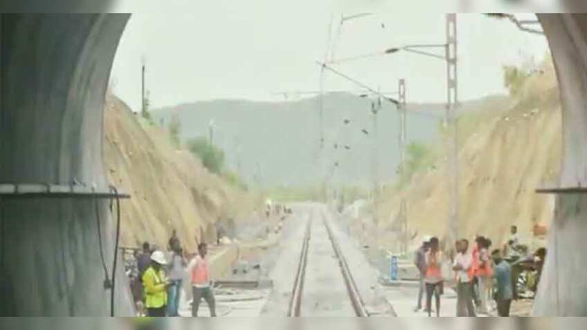 भारतीय रेलवे ने बनाई देश की सबसे लम्बी इलेक्ट्रिक लाइन वाली सुरंग, यात्रा का समय हुआ आधा 