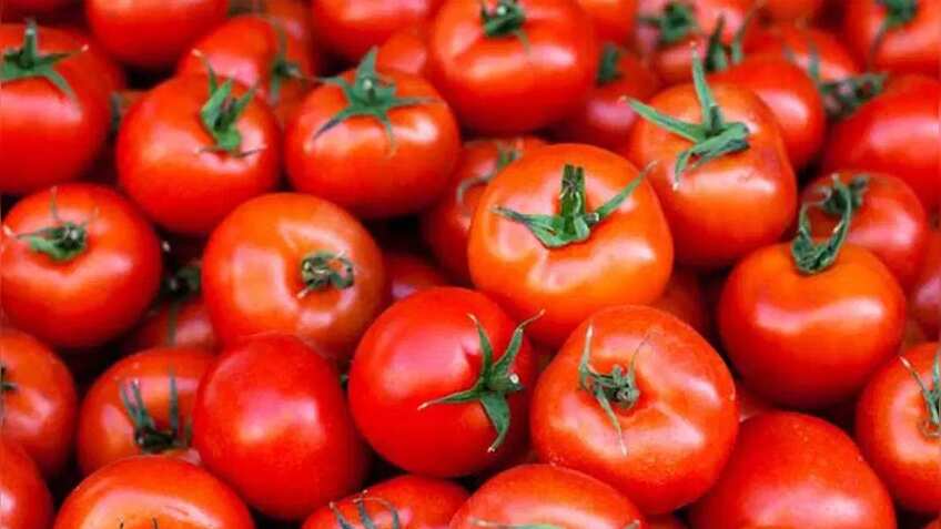 मौसम की मार से फल-सब्जी हुईं महंगी, 60 से 80 रुपये किलो पहुंचे टमाटर के दाम