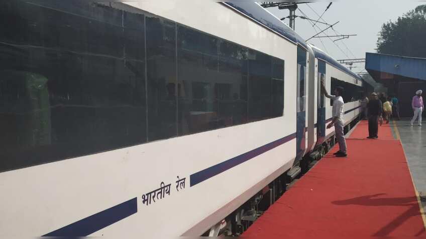 ट्रायल के दौरान तय समय में कटरा पहुंची वंदे भारत एक्सप्रेस, सिर्फ 8 घंटे में पूरी की यात्रा