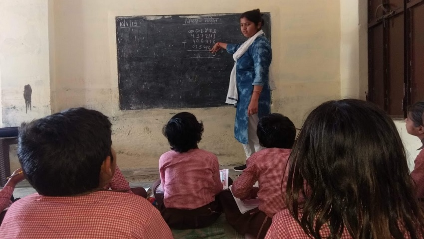 अब सेल्फी न भेजने वाले टीचरों की नहीं कटेगी सैलरी, सरकार ने वापस लिया फैसला