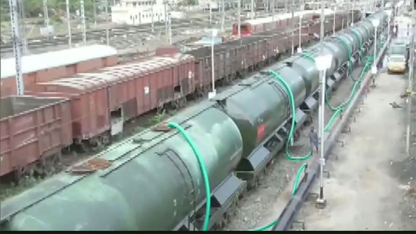 WATER ट्रेन से राजस्थान भेजा गया पीने का पानी, बूंद-बूंद को तरस रहे लोग